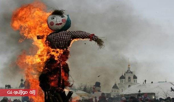 في الأكوادور يحرقون الدمى (cdn2.list25.com)