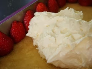 طورطة هائلة بالفريز وكريمة الموسلين لكل الحفلات والمناسبات السعيدة