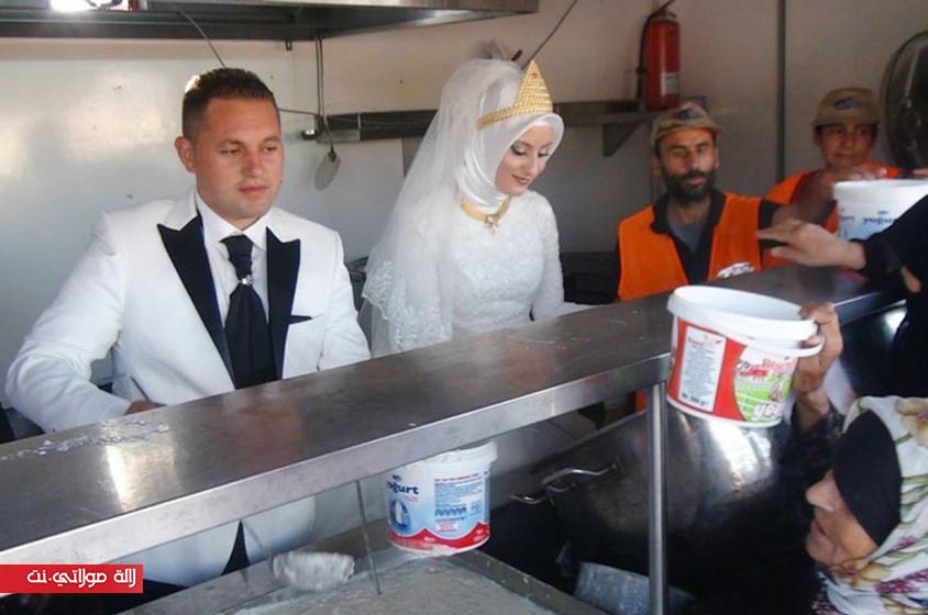 عروسان تركيان يقيمان حفل زفافهما