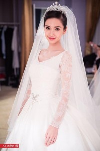 Angelababy-showed-off-her-bow-brooch-which-complem_506476