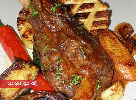 أضلاع الخروف مع الخبز المحمص والموطارد