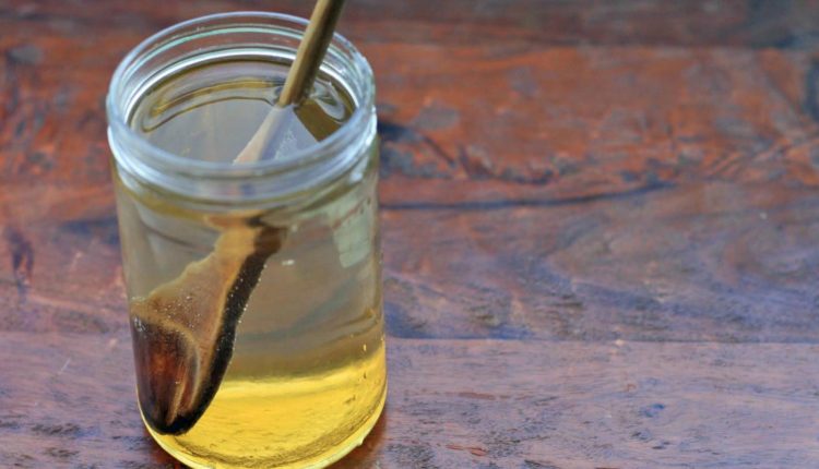 العسل والماء الدافئ للتخلص من السمنة