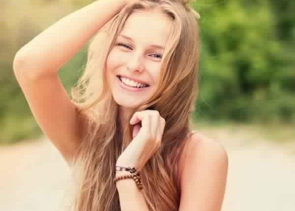 خلطات طبيعية لتفتيح لون الشعر