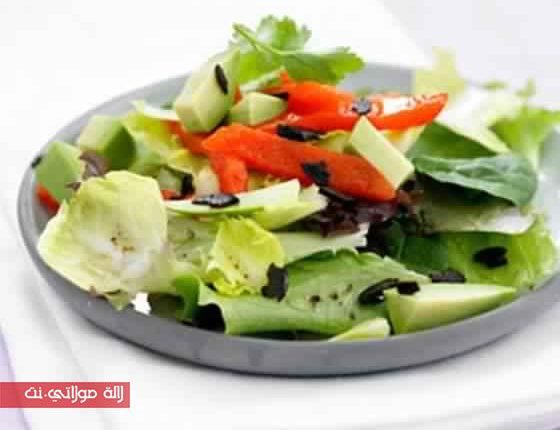 سلطة الأفوكادو والبصل الأحمر