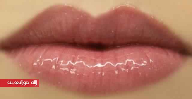 طريقة طبيعية لتفتيح الشفتين الداكنتين