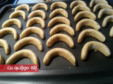 طريقة تحضير حلوة الهلال سهلة واقتصادية بالصور