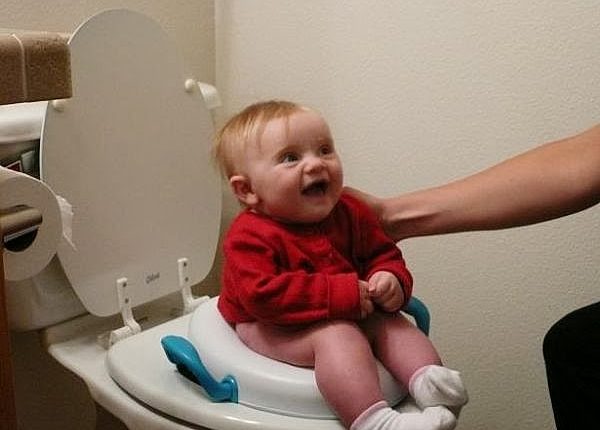 للتخلص من حفاضة الطفل وتعوده على الحمام اجتنبي هذه الأخطاء