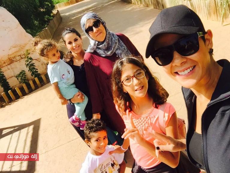 بالصور..ليلى الحديوي رفقة عائلتها في حديقة الحيوانات بالرباط