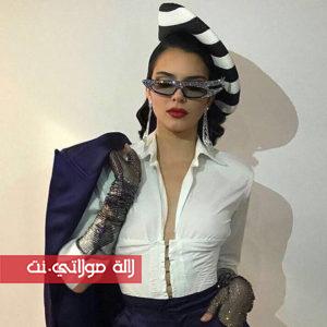 Kendall Jenner في زيّ مستوحى من حقبة السبعينيات