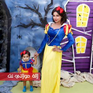 مهيرة عبد العزيز وابنتها في زيّ "بياض الثلج"