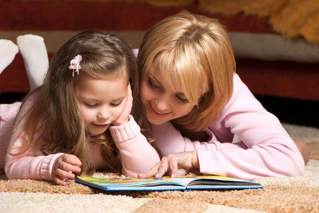 Мама учит дочь заниматься. Чтение для детей. Родители учат детей. Дети читают. Чтение книг детям.
