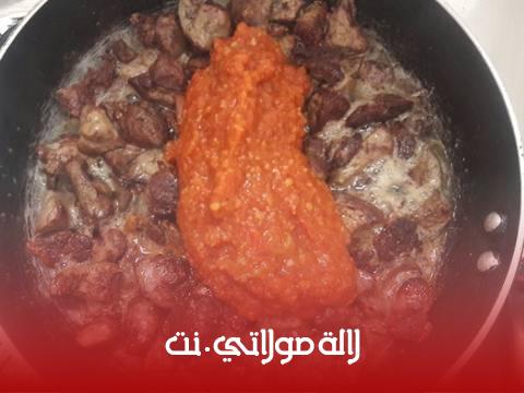 صورة الخطوة 3 من وصفة كبدة دجاج بالطماطم (مشرملة)