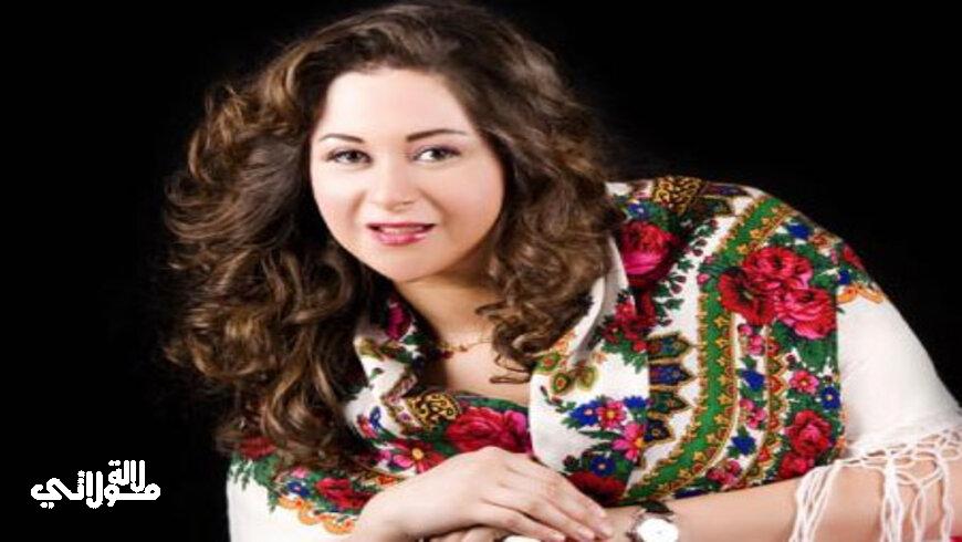 الفنانة مي نور الشريف تظهر بالحجاب برفقة والدتها وشقيقتها في أحدث ظهور ...
